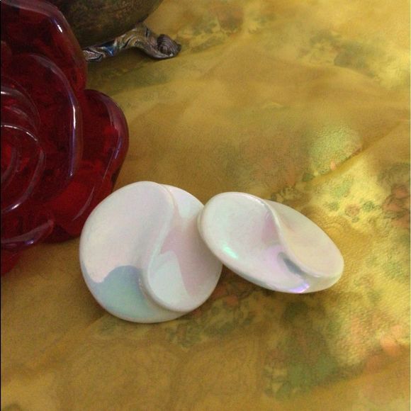 Vintage Retro Button Earrings 1960’s Lucite Iridescent White Swirl Pierced - Picture 3 of 14